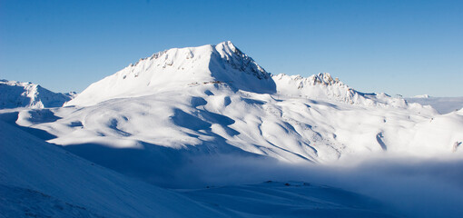 Montagnes enneig&eacute;es dans les Alpes