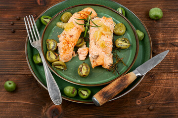 Baked salmon steaks with mini kiwi.