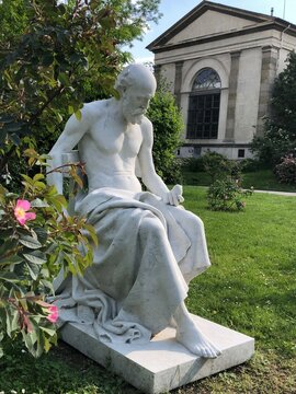 Statue d'un homme qui s'interroge sur l'origine de la vie, Jardin des Plantes, Paris