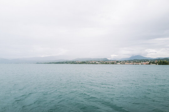 Blick auf Bardoline von einer F&auml;hre auf dem Gardasee bei Regen