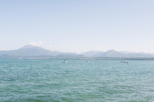 kleiner Boote auf dem Gardasee mit den Bergen im Hintergrund