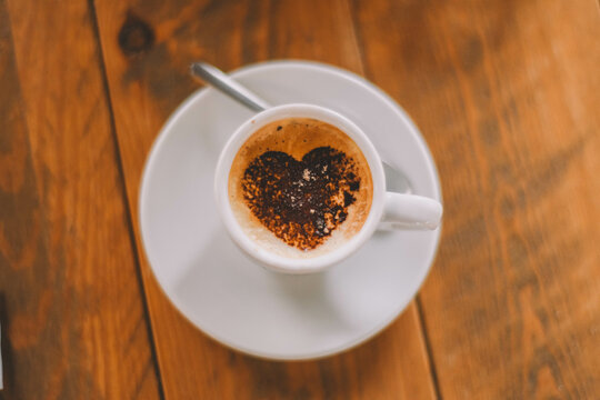 Cafe con leche estilo italiana con dibujo de un corazon.