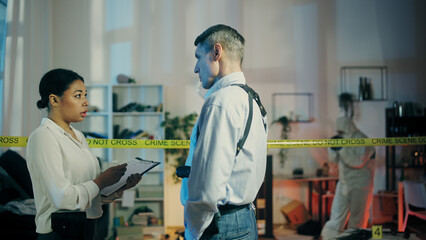 Obraz premium Police detectives are working at the crime scene as part of a murder investigation, with forensic experts actively involved