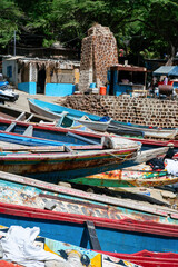 des pirogues sur une plage au centre de la ville de Dakar en Afrique occidentale