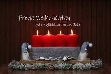 Weihnachtskarte: Vier rote brennende Kerzen mit Tannenzweigen, Wichtel, Dekofiguren und Zimtsternen...