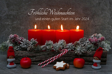 Weihnachtskarte: Vier rote brennende Kerzen mit Tannenzweigen, Zuckerstange und Zimtsternen vor...