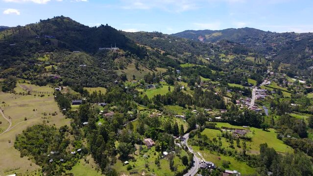 Video a&eacute;reo realizado con drone, sobre la vereda Los municipio de El Retiro, Antioquia, Colombia.
