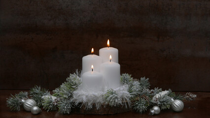 Festlicher geschmückter Adventskranz mit vier weißen brennenden Kerzen vor einem dunklem Hintergrund mit Platz für Text.