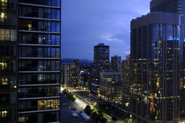 Vue aérienne du centre-ville de Calgary la nuit, Alberta, Canada - 676357780