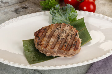 Grilled tuna medallion in the plate