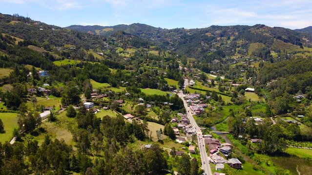 Video a&eacute;reo realizado con drone, sobre la vereda Los municipio de El Retiro, Antioquia, Colombia.

