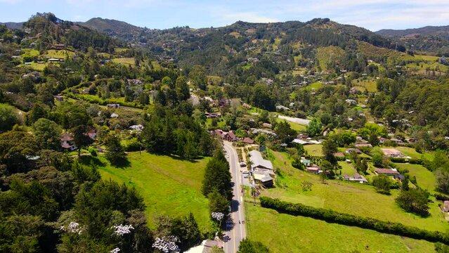 Video a&eacute;reo realizado con drone, sobre la vereda Los municipio de El Retiro, Antioquia, Colombia.
