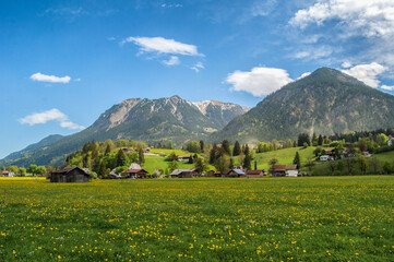 Obraz premium A small town in a mountain valley