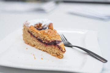 Ein Stück Linzer Torte mit Staubzucker