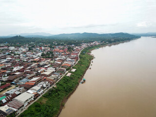 Obraz premium Aerial view of classic wooden house beside the Mekong river in Chiang Khan district, Loei.