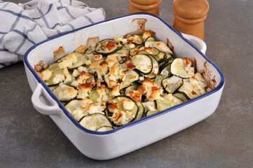 Plat de gratin de courgettes maison en gros plan