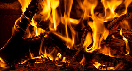 Brennendes Kaminfuer in einem Holzofen