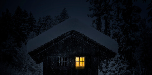 Verschneite Berghütte im Winter mit bleuchtetem Fenster