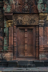 Fototapeta na wymiar Une porte de bâtiment au Banteay Srei