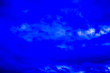 Obraz na płótnie Canvas Ciel bleu fortement saturé 
