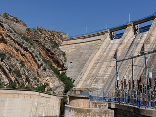 Hidroeléctrica en una presa en Cataluña, España
