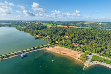 Ausblick auf das Seezentrum Seespitz bei Absberg am Brombachsee im Fränkischen Seenland von oben - obrazy, fototapety, plakaty