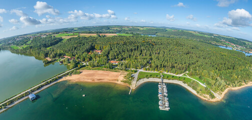 Panoramablick auf das Seezentrum Seespitz bei Absberg am Brombachsee in Mittelfranken - obrazy, fototapety, plakaty