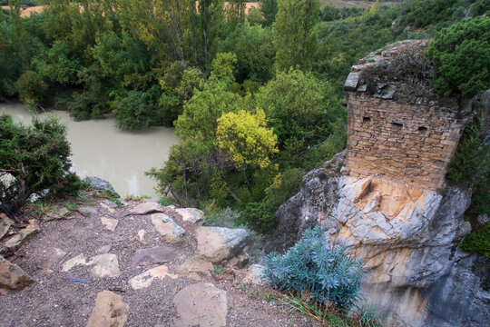 Vista de los restos del puente del diablo en la Hoz de Lumbier con el río Salazar entre rocas calcareas, Lumbier, Navarra, España.