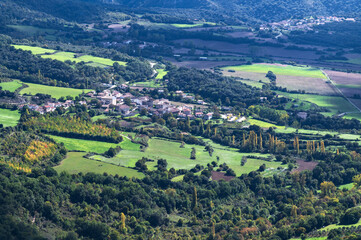 Vista aerea de Zudaire donde el nacimiento del Urederra desde la sierra de Urbasa, Navarra, España.