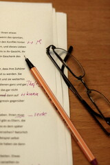 Manuskript, Lektorat, Korrektorat, proofreading paper on table