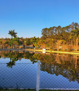 View of the landscape around the lake and the reflection of this landscape in the water.