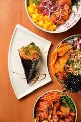 Cubos de salmão fresco, abacate cremoso, vegetais crocantes, regados com molho especial, nori, manga em um fundo fotogr[afico incrível