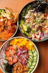 Cubos de salmão fresco, abacate cremoso, vegetais crocantes, regados com molho especial, nori, manga em um fundo fotogr[afico incrível