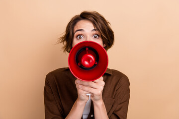 Obraz premium Photo of funky impressed lady wear brown shirt shouting loud speaker isolated beige color background