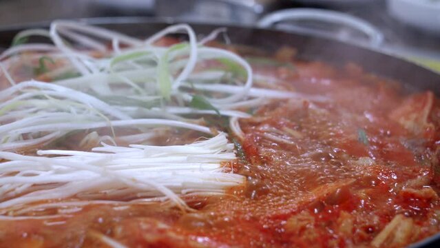 돼지고기 김치찌개와 라면 - 전통 한국 요리
