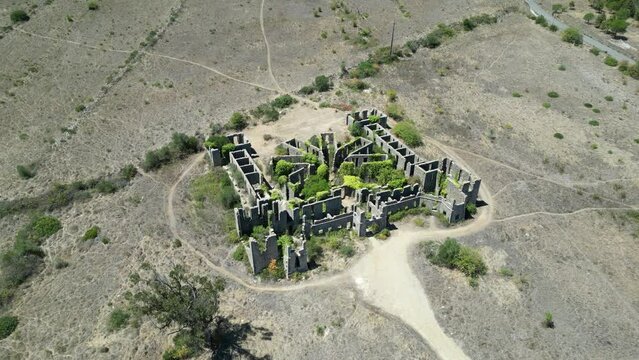 Ru&iacute;nas Abandonado Sanat&oacute;rio Albergaria Grandella Desmoronamento Desabitado Destru&iacute;do Obra Constru&ccedil;&atilde;o Parque Municipal Cabe&ccedil;o de Montachique Ribas de Cima Fanh&otilde;es Lisboa Portugal Cabe&ccedil;o de Montachique