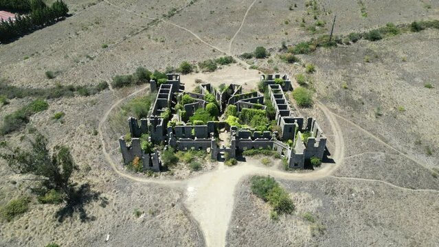 Ru&iacute;nas Abandonado Sanat&oacute;rio Albergaria Grandella Desmoronamento Desabitado Destru&iacute;do Obra Constru&ccedil;&atilde;o Parque Municipal Cabe&ccedil;o de Montachique Ribas de Cima Fanh&otilde;es Lisboa Portugal Cabe&ccedil;o de Montachique