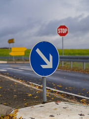 Verkehrsinsel mit Schilder Stoppschild an der Landstraße