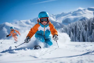 Poster Niño esquiando en montaña cubierta de nieve © VicPhoto