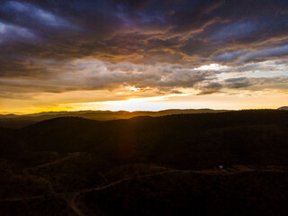 atardecer en dia nublado 