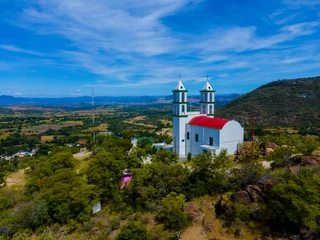 Photo sur Plexiglas Cerro Torre iglesia sobre el cerro