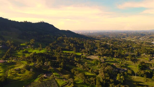 Video a&eacute;reo realizado con drone, sobre &aacute;rea rural del Municipio de la Ceja, en el que se observa  el Cerro El Capiro y al fondo la ciudad de Rionegro.