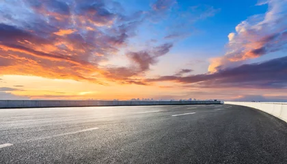 Foto op Plexiglas Strand zonsondergang asphalt road and skyline with colorful sky clouds at sunset