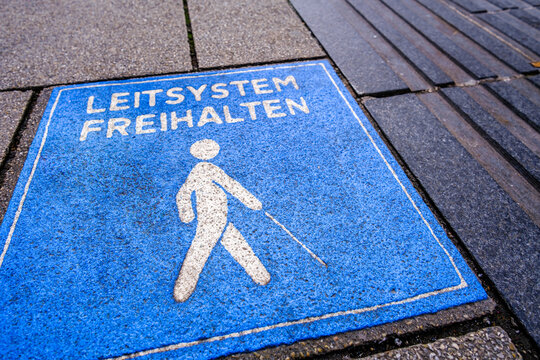 sign for leading lines for blind people in germany