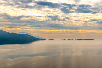 der magische Fjord Balsfjorden südlich von der Polarstadt Tromsö in Norwegen