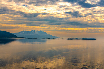 Obraz premium der magische Fjord Balsfjorden südlich von der Polarstadt Tromsö in Norwegen