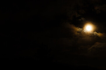 noc, księżyc na tle chmur i czarnego nieba - obrazy, fototapety, plakaty