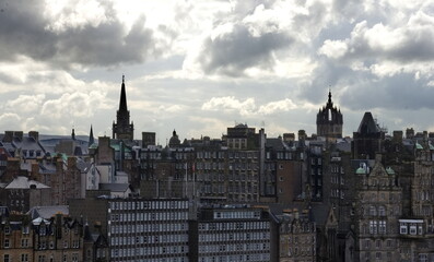 Edinburgh bei bewölktem Himmel - 676570386