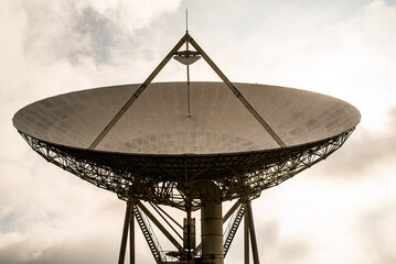 Large radio telescope, parabolic antenna - obrazy, fototapety, plakaty