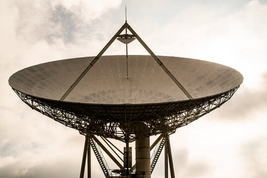 Large radio telescope, parabolic antenna